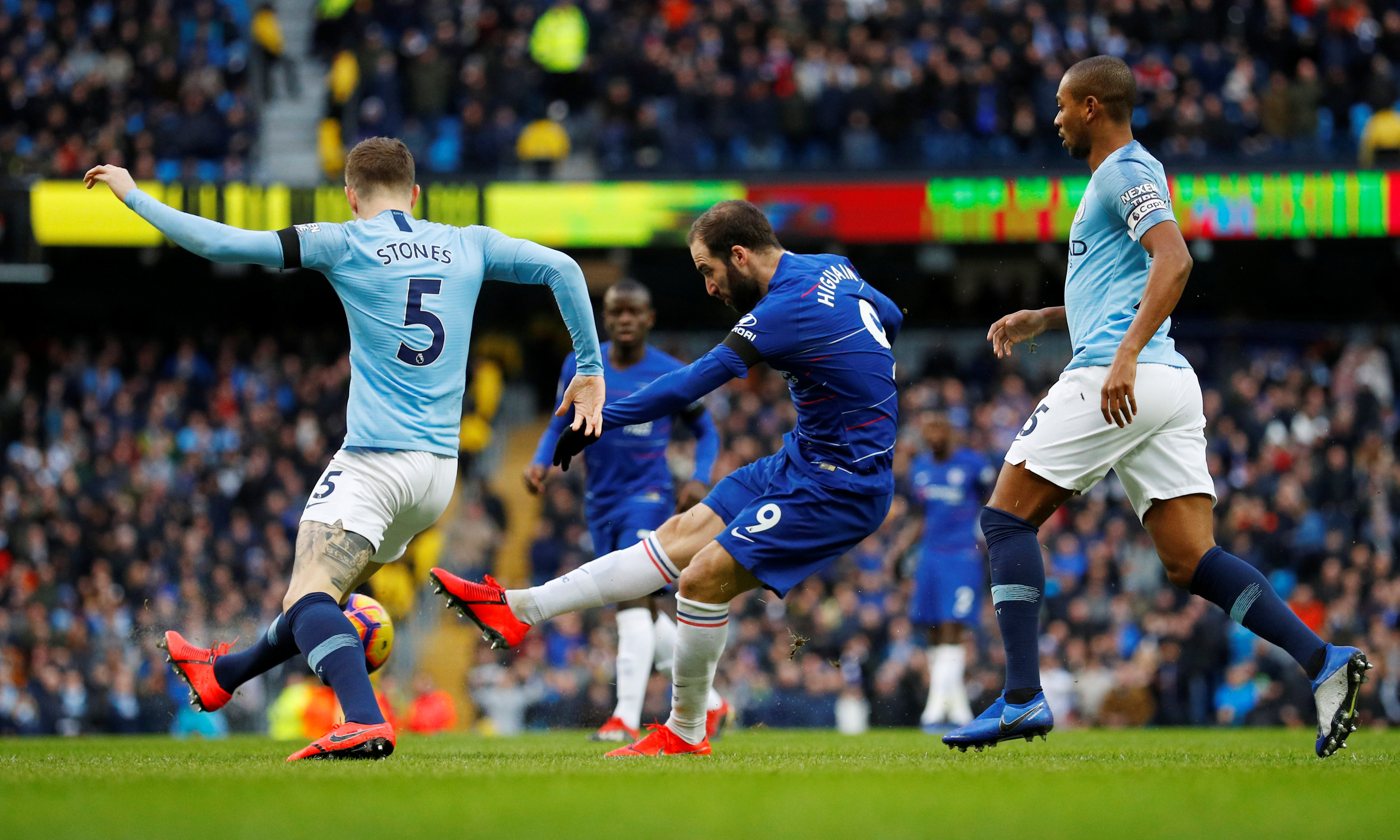 FM26逆天Bug，外场球员“闪现”至门前挡出对方主罚的点球（FM26离谱Bug：外场球员瞬移到门前封堵对手点球）