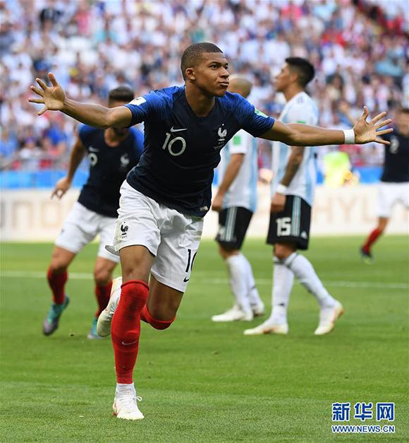 FC26美丽足球：维蒂尼亚、德容领衔，金外脚背夸雷斯马在列（FC26美丽足球：德容携维蒂尼亚领衔，外脚背大师夸雷斯马入选）