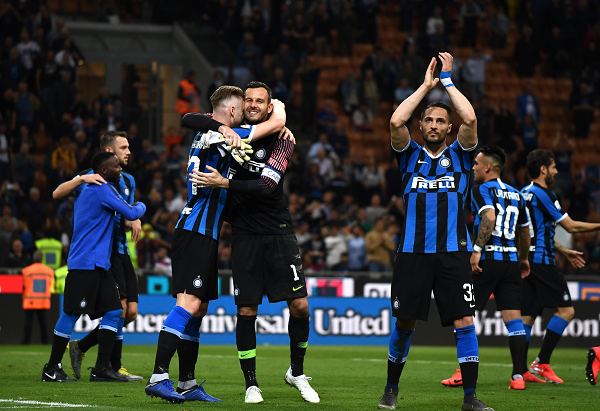 明年海港真不一定拿冠！毕竟连续4年拿第一很少 重要是申花没亚冠（海港明年未必赢冠：四连冠罕见，更关键申花无亚冠压力）