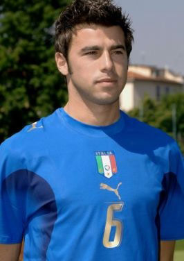 德泽尔比：很高兴能暂登榜首，霍伊别尔能在对阵纽卡中出场（德泽尔比：暂居榜首令人欣喜，霍伊别尔可出战纽卡）