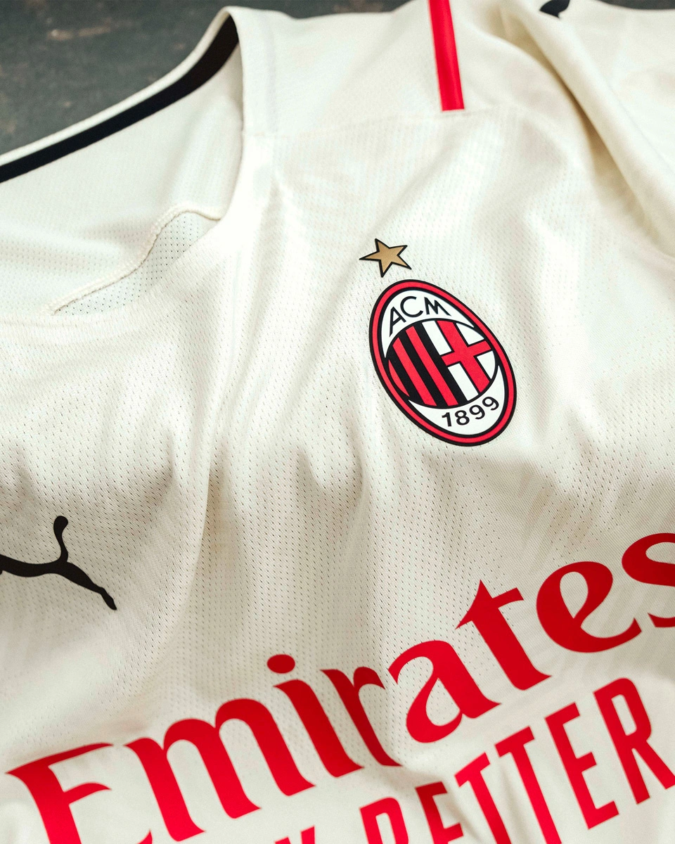 球队在最难的时候没有崩（球队在最艰难时刻挺住了）